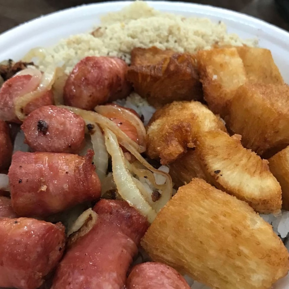 Arroz, feijão e farofa.