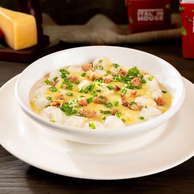 Quatro queijos, uma combinação irresistível de queijos com um toque de bacon em um creme suave, sabor equilibrado do parmesão, muçarela, gorgonzola e provolone. Cremoso e perfeito para massas e nhoques. Finalizado com queijo e cebolinha. (aprox. 800g)