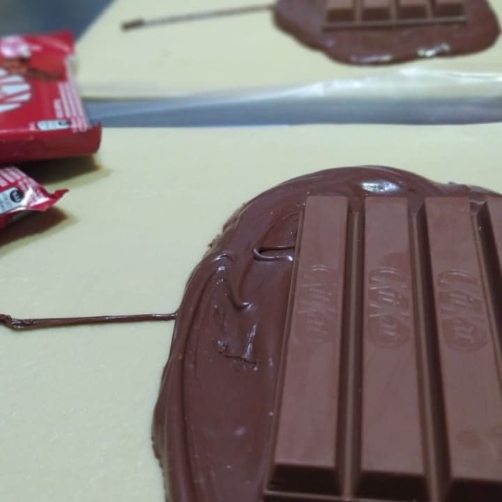 Uma barra de Kit Kat inteira com chocolate por cima