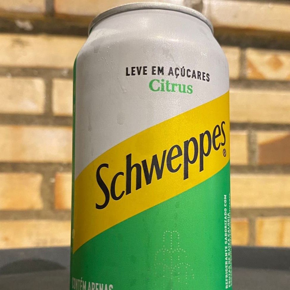 Desfrute do sabor vibrante do Schweceps Citros em lata. Esta bebida refrescante, repleta de notas cítricas vivas, promete saciar sua sede e deixar um sabor duradouro e agradável em seu paladar. O Schweceps Citros em lata é perfeito para ser saboreado a qualquer hora do Dia, proporcionando uma explosão de sabor cítrico que acende os sentidos. Seja para um piquenique no parque, um almoço descontraído ou para se refrescar em um Dia quente, o Schweceps Citros em lata é a escolha ideal para quem valoriza a qualidade e o sabor inigualável.