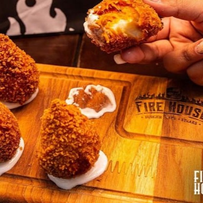 Deliciosa porção de coxinhas sem massa, de frango com Catupiry.