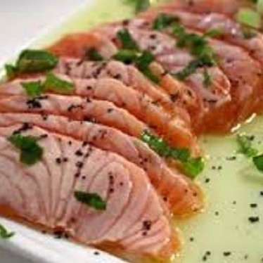 Fatias de salmão levemente grelhadas por fora c/ teriyaki e cebolinha