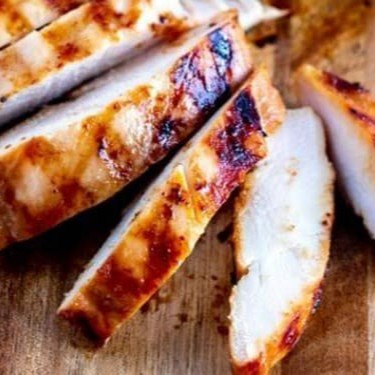 Delicie-se com filés de frango grelhados em tiras de 120g, preparados com perfeição para garantir uma textura macia e um sabor irresistível.