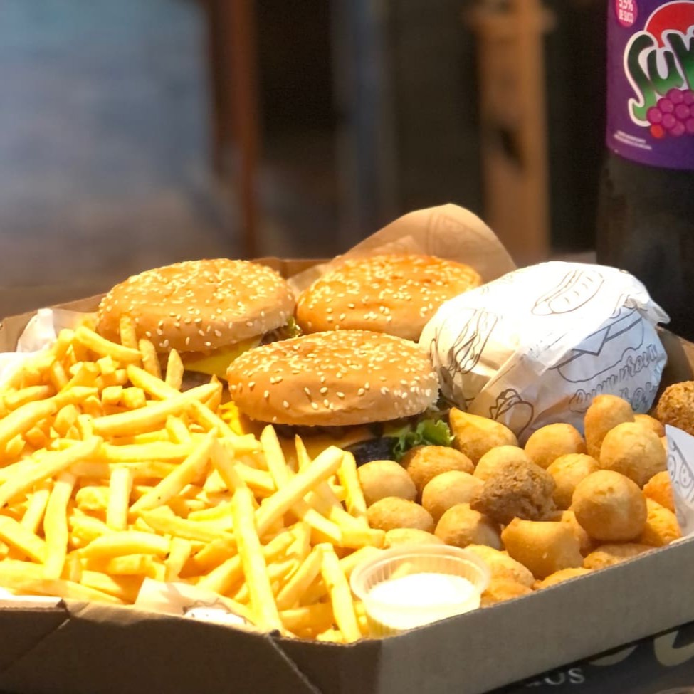 1 x-tudo 1 x-bacon  2 x-burguer porção de salgadinhos porção de batata frita  refrigerante 2l.