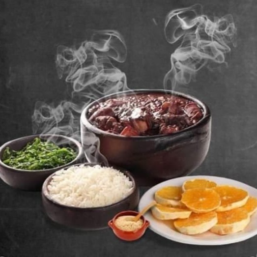 Uma Deliciosa Feijoada Brasileirinha, acompanhada de arroz branco, farofa da casa, couve refogada e um delicioso torresmo crocante. Sugerida de 08 à 10 pessoas, nesse kit de refeição todos os itens vão separadinhos.