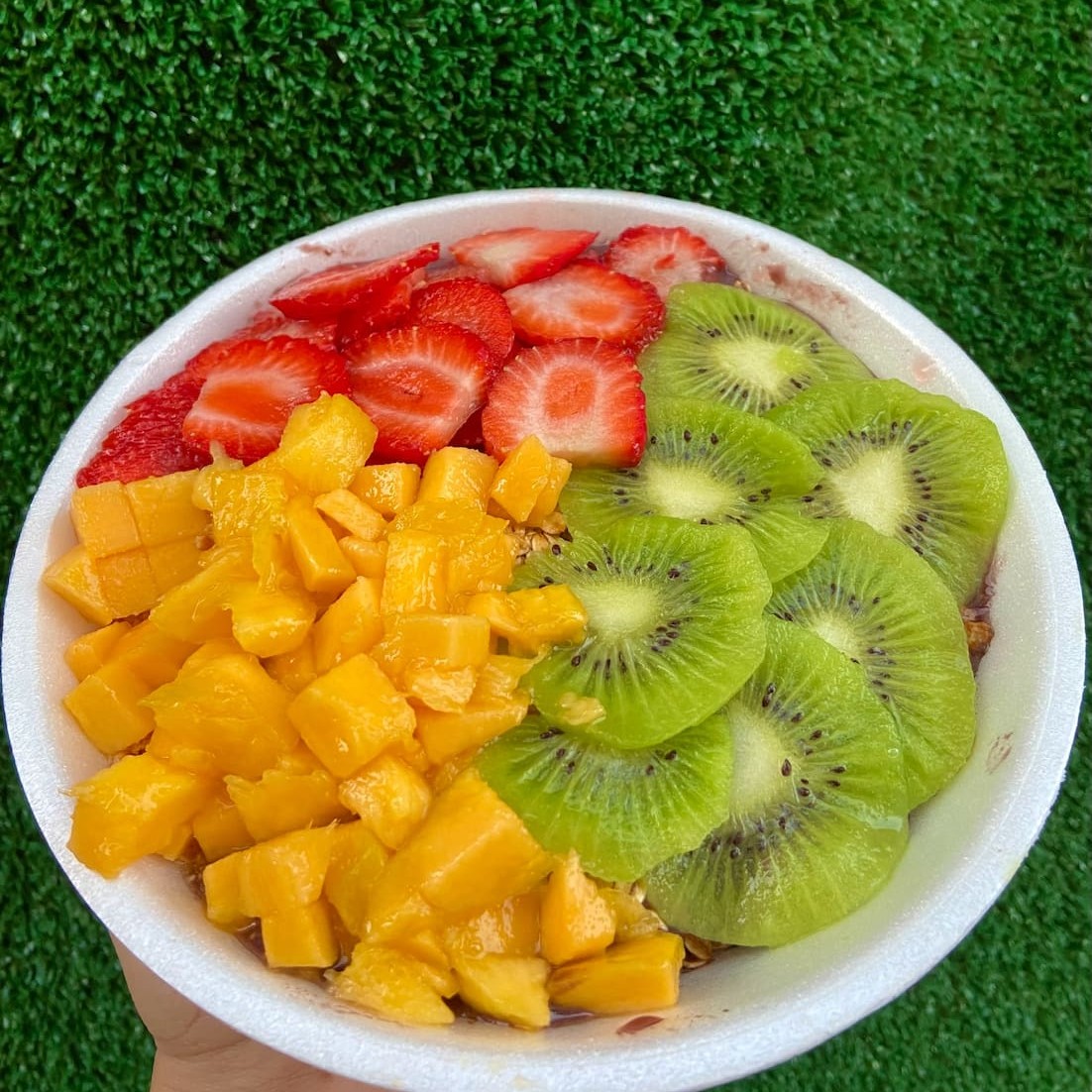 Delicie-se com a nossa 'Marmitex 800ml Tropical', uma opção vibrante e refrescante sob o título de 'Marmitex Tropical'. Este prato apresenta 800ml de açaí excepcionalmente cremoso, enriquecido com uma tríade de frutas escolhidas a seu gosto. Para um toque extra de indulgência, você tem a opção de adicionar leite condensado, proporcionando uma combinação perfeita de doçura e frescor. Uma delícia tropical que vai fazer você se sentir em um paraíso de sabores.