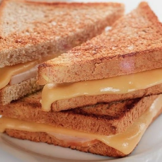 2 fatias de pão de forma artesanal, 2 fatias queijo muçarela e 2 fatias de presunto