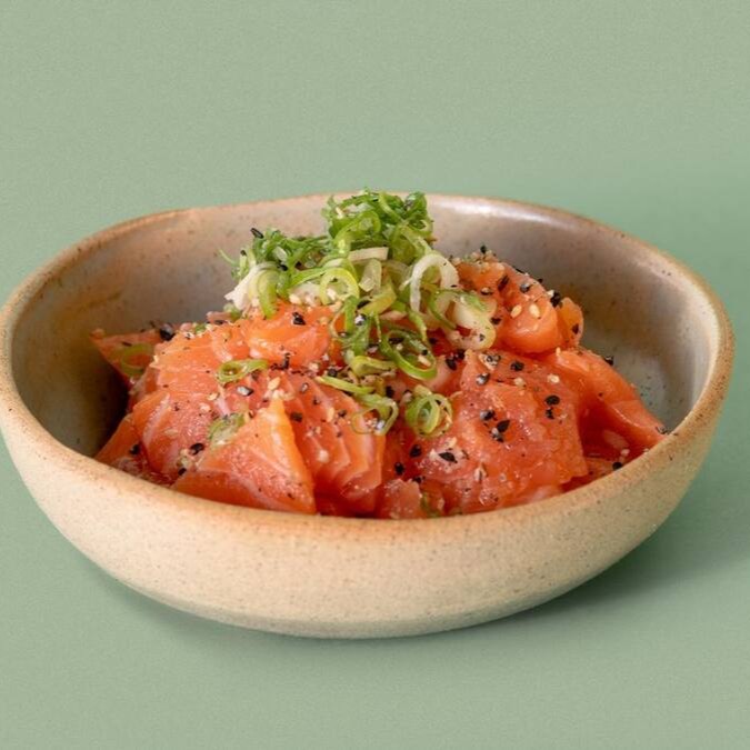 Cubos de salmão, atum ou misto, com cebolinha e gergelim moído.