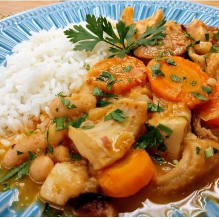 Deliciosa quentinha de Dobradinha com feijão branco exclusiva. Completinha com arroz branco e farofa da casa. Marmitex indicada para 01 pessoa, com aproximadamente 800gramas a 1kg de comida. Quentinha, marmita feita na hora do seu pedido! Super caprichada!