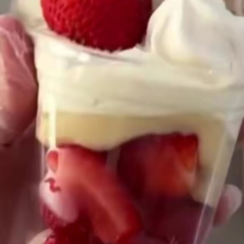 Brigadeiro de Ninho , chantyninho, morango e de enfeite Brigadeiro de Ninho , suspiro e morango