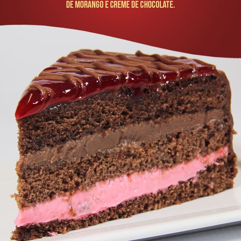 Bolo de chocolate recheado de creme de morangos, compota de  morango e creme de chocolate.