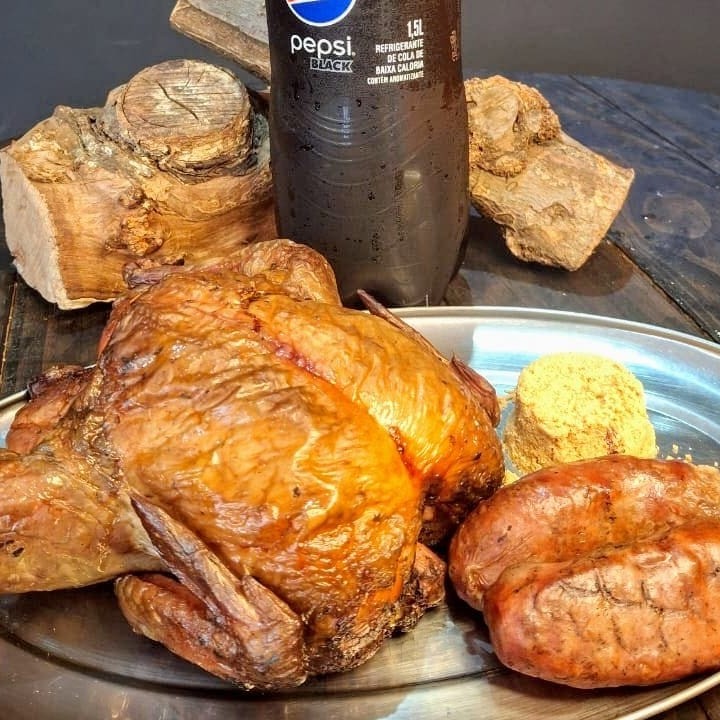 Um prazer defumado aguarda você com nosso frango assado na lenha frutífera, servido com uma farofa de bacon incrível. Acompanha 2 linguiças de pernil defumas e 1 refrigerante de 1,5l  Obs: Nosso frango apresenta a coloração avermelhada devido a ação da fumaça ( defumação).