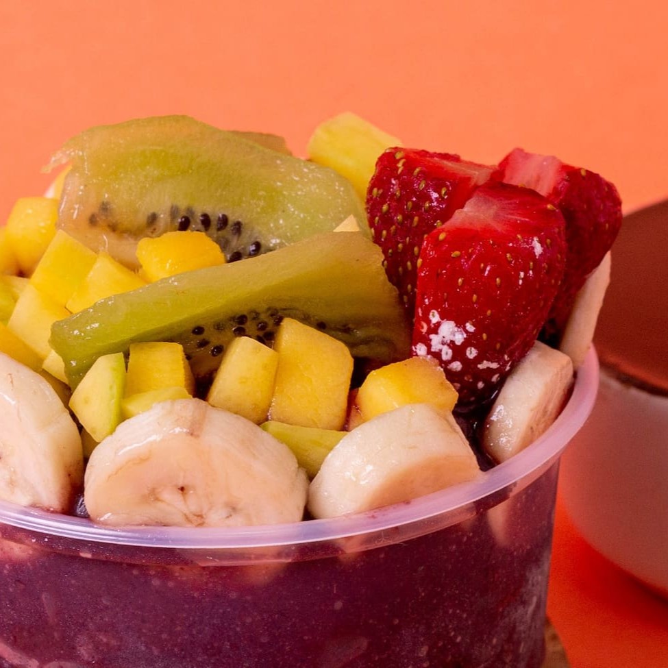 700 ml de açaí juntamente com deliciosas frutas da época.
