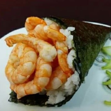 Koni de alga com arroz , salmão ,creme cheese, cebolinha.