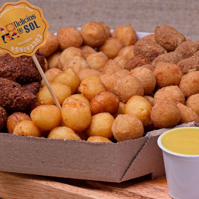 Apresentamos 100 deliciosos mini salgados, a escolha perfeita para tornar o seu Dia ainda mais especial. Este conjunto inclui: 20 crocantes coxinhas, 20 macias bolinhas de queijo, 20 saborosos rissoles de presunto e queijo, 20 intensas bolinhas de calabresa 20 autênticas bolinhas de mandioca. Cada um pesando 10 gramas, são fritos no exato momento do seu pedido, garantindo a entrega deles fresquinhos como você merece. Não hesite, é sucesso garantido!