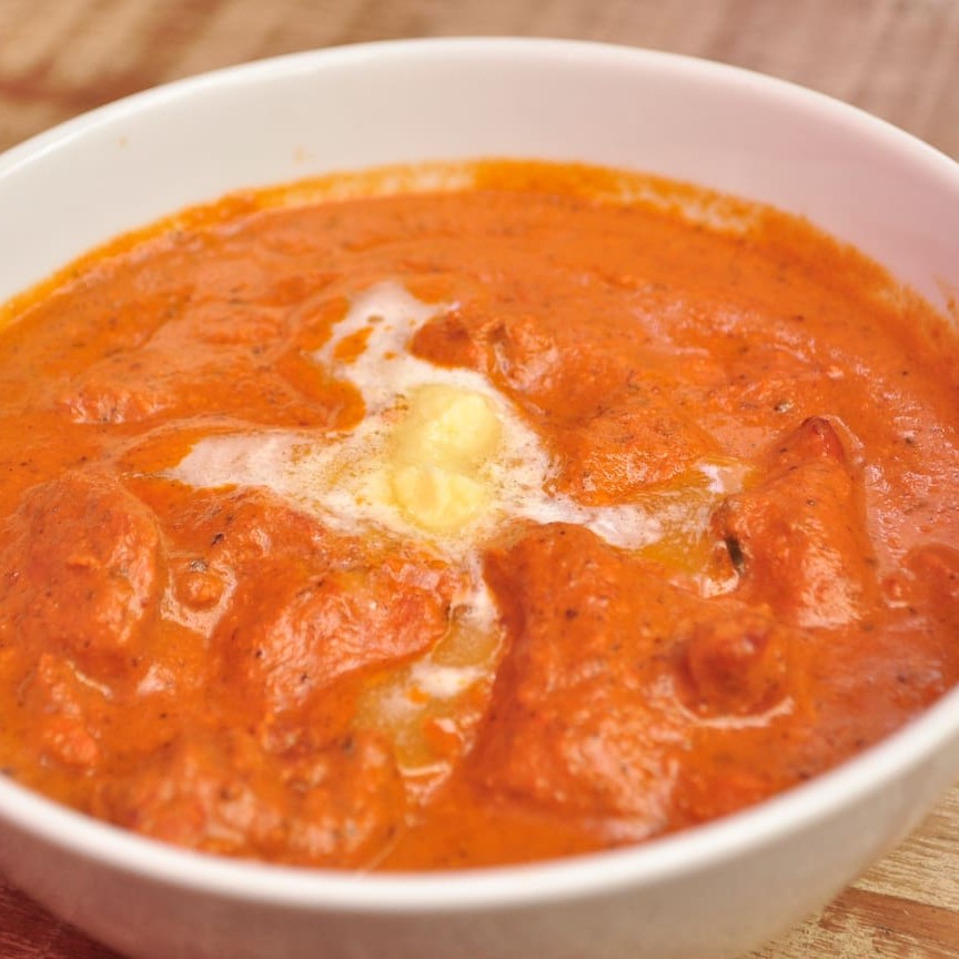 Originou-se na década de 50 no restaurante moti mahal em daryagan, nova delhi, índia. Tem um sabor levemente adocicado. Frango assado refogado em um molho de tomate com castanha de caju, creme de leite e manteiga temperada com especiarias da chef deepali.