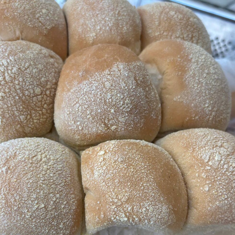 6 unidades de Broinha de milho, feito com fubá e erva-doce, trazendo aquele sabor clássico, combinando com um cafézinho.