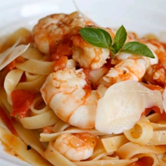 Massa leve, larga cozida ao ponto com delicado molho de carões vm e pomodoro caseiro.