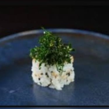 Uramaki philadelfia, finalizacom com cream cheese, teriaki, couve crispy e alho torrado