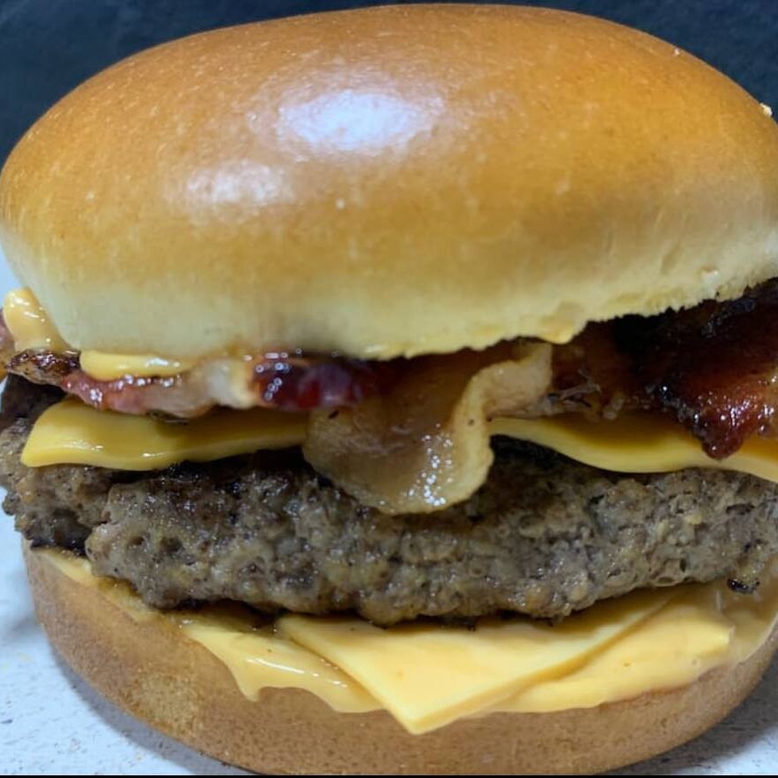 Pão de brioche, molho Billy Jack, 1 carne picanha, queijo cheddar e bacon