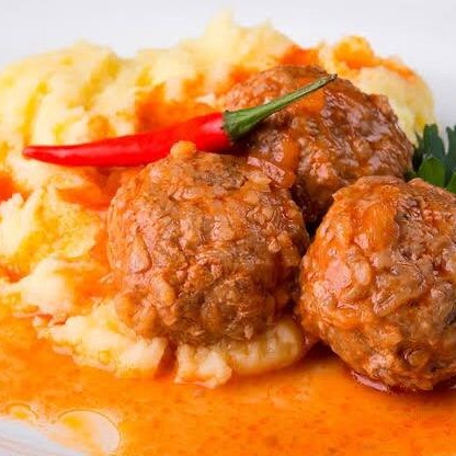 Arroz, feijão, purê e farofa.