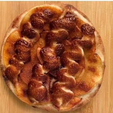 Maçã, açúcar, canela e chocolate branco forneável.