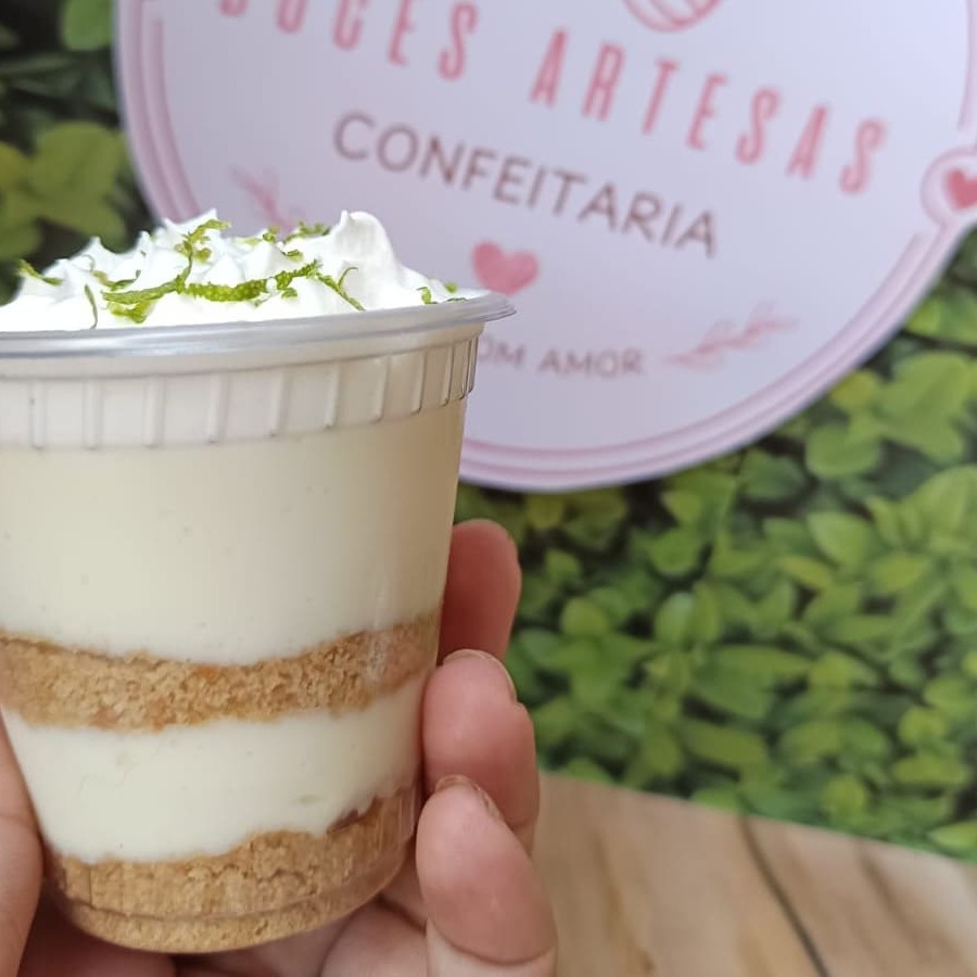 Mousse de limão com biscoito triturado e chantininho