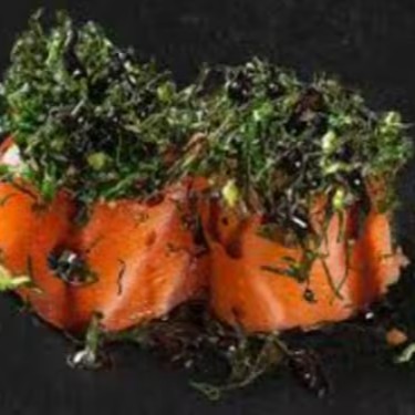 Enrolado de salmão com arroz e cream cheese, finalizado com molho teriaki, couve crispy e alho torrado

Uma combinação irresistível de texturas e sabores! Arroz japonês temperado e cream cheese cremoso envoltos por finas fatias de salmão fresco. Finalizado com um generoso fio de molho teriyaki, couve crispy crocante e alho torrado douradinho, que trazem um toque especial e surpreendente a cada mordida. Sofisticação, frescor e crocância em perfeita harmonia!