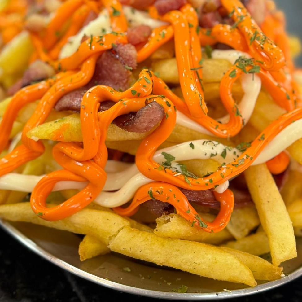 Generosa porção de batatas fritas cobertas com cheddar cremoso, calabresa e bacon crocante.