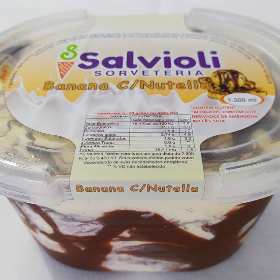 Delicioso sorvete de banana com canela, mesclado com recheio de Caramelo.