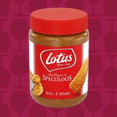 A Lotus surgiu em 1932 na Bélgica, quando o padeiro Jan Boone Sr. Criou um biscoito apenas com ingredientes naturais, e deu o nome de “Lotus” em homenagem a flor que significa pureza.   A Pasta de Biscoito Lotus é irresistível numa fatia de pão ou como ingrediente de sobremesas.