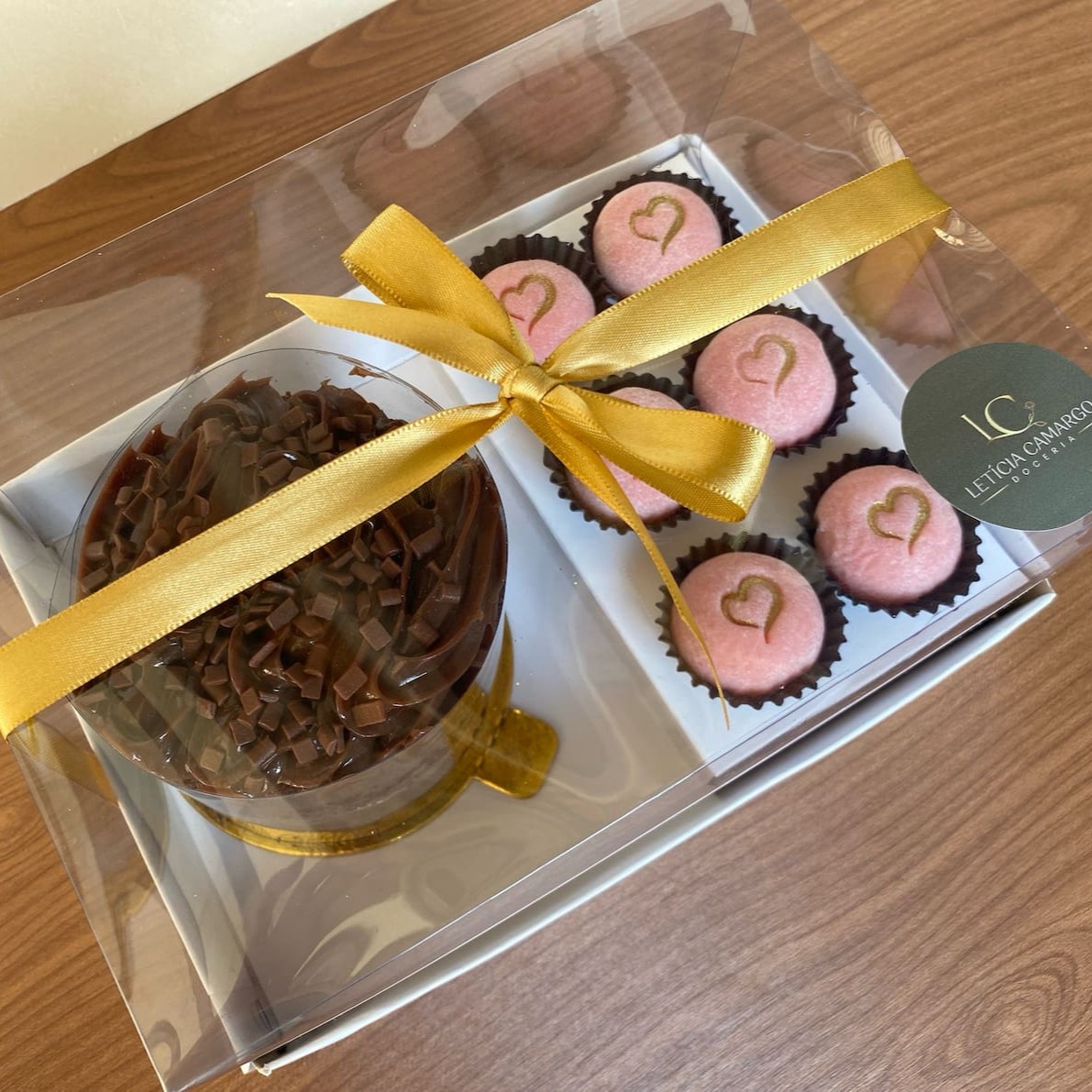 Bolo com massa amanteigada (à escolha), com 2 camadas generosas de recheio e cobertura de brigadeiro cremoso (à escolha), pesando em torno de 450g e mais 6 brigadeiros (à escolha). Perfeito para comemoração de até 3 pessoas.  Aproveite para presentear alguém tb!!!!   Tags: bento, bento cake, mini bolo, bentô, kit festa, presente, mini bolo, mini cake, pronta entrega