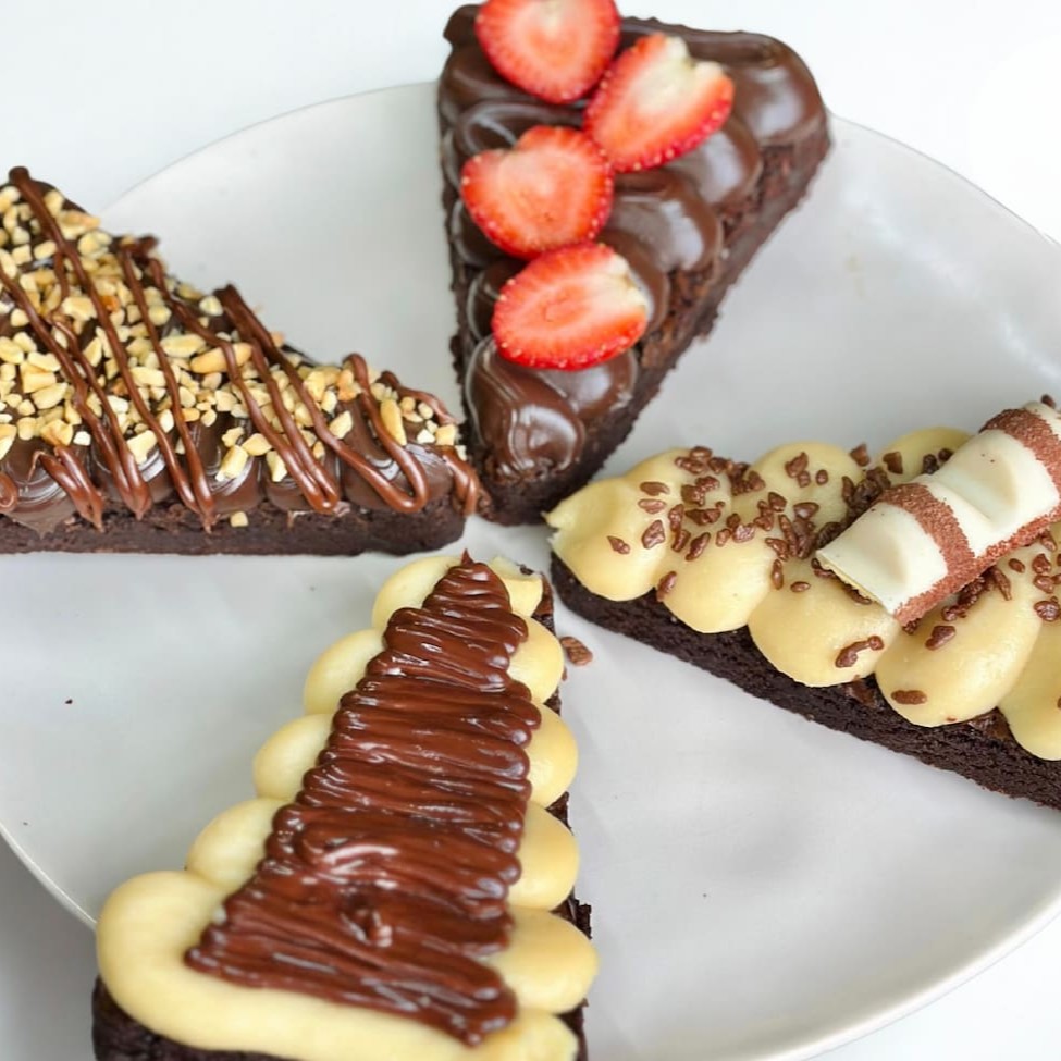 Com base do nosso Bendito Brownie recheada com brigadeiro gourmet e finalizada com morangos!