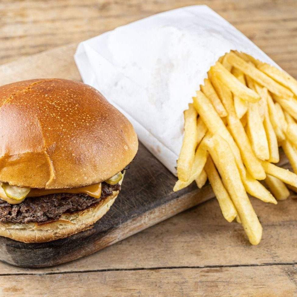 Pão brioche, carne smash de 80g, queijo cheddar, molho especial e picles de pepino caseiro. Acompanha fritas super crocantes!