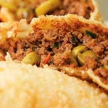 Pastel de 20cm, recheio de carne moída, queijo muçarela  e azeitonas fatiadas.