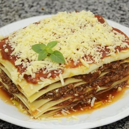 A 'Lasanha à Bolonhesa' é uma experiência gastronômica irresistível. Em cada camada, saboreie uma massa artesanal, delicadamente preparada, trazendo uma textura única e agradável ao paladar. Recheada generosamente com um queijo de qualidade, que derrete suavemente, proporcionando uma cremosidade inigualável. A carne bovina, cuidadosamente selecionada, é preparada ao molho bolonhesa, conferindo um sabor robusto e intenso que se funde harmoniosamente com os outros ingredientes. Uma verdadeira obra-prima!
