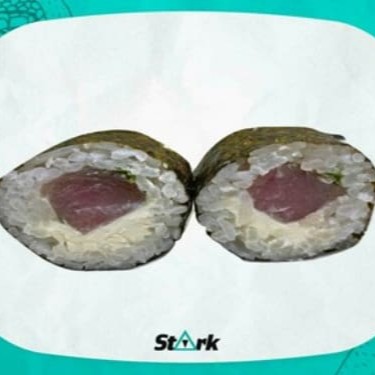 Alga envolvendo arroz, atum, cream cheese e cebolinha.