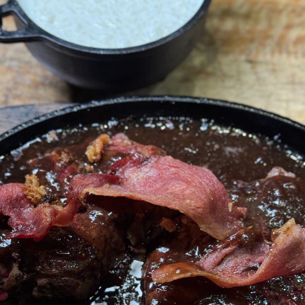 Posta generosa de medalhão de filé mignon, servido com bacon tostado, molho madeira e arroz à piamontese.