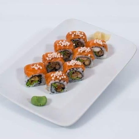 Salmão picante, enrolado c/ sashimi e flocos de arroz. Sushi