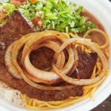 Filé de carne acebolado com arroz , feijão , purê de batata e salada tropical