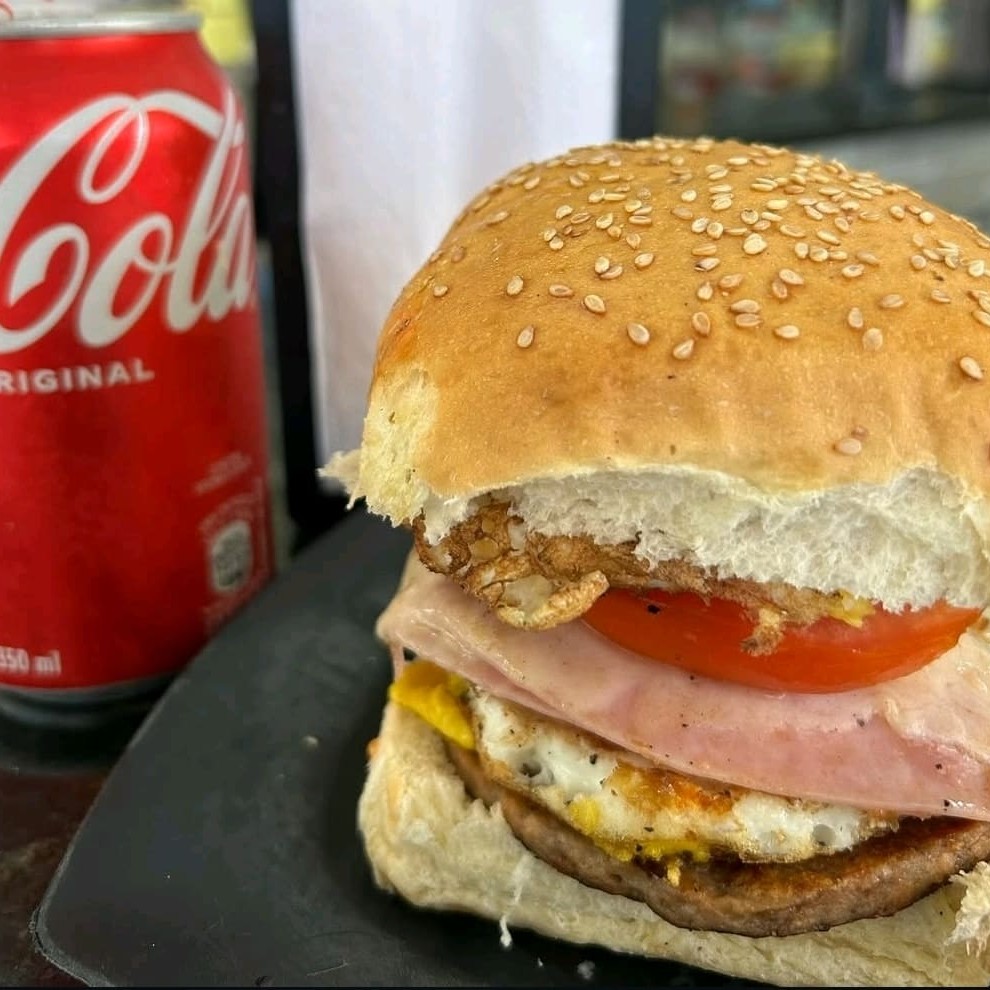 Pão, hambúrguer, queijo, ovo, salada, ketchup, maionese e batata palha