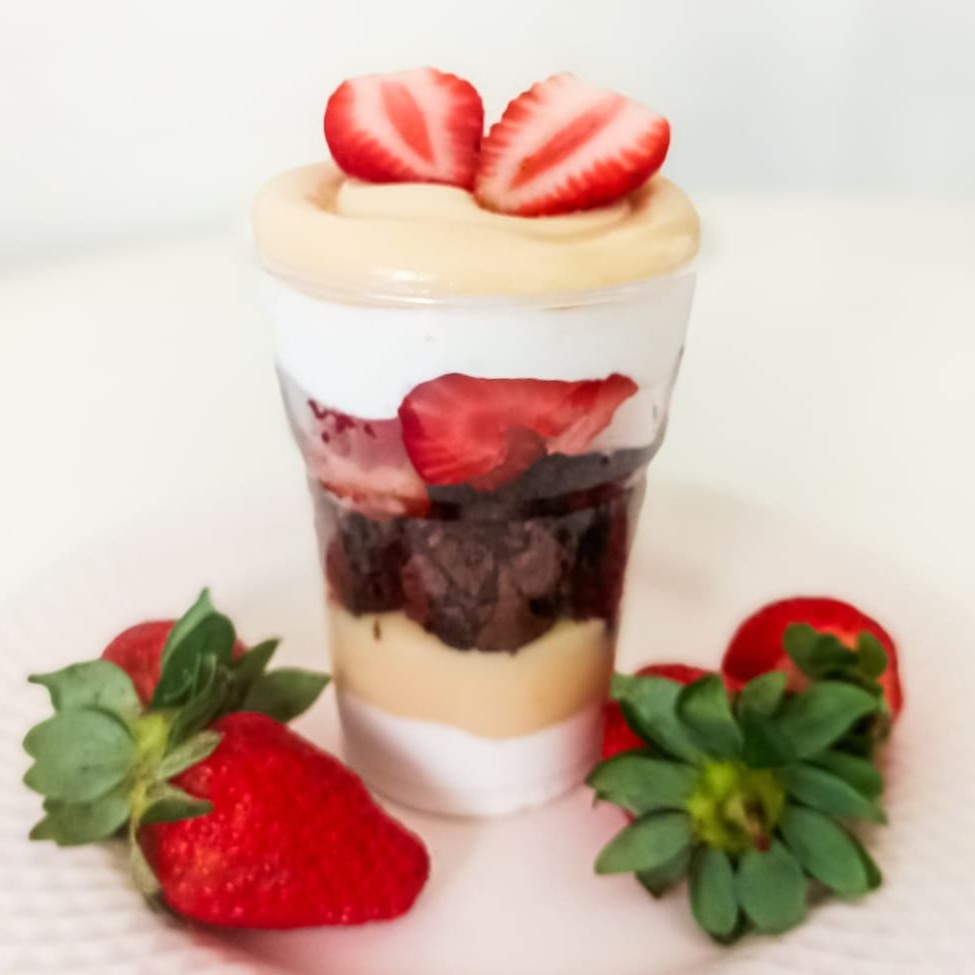 Nosso copo da Felicidade Duplo Ninho é preparado com uma generosa camada de Brigadeiro de Ninho Trufado, Mousse Trufada de Ninho, Brownie em pedaços que derretem na boca e Morangos picados e frescos, cuidadosamente selecionados.  Copo 200ml Aproximandamente 240g . . ###Tags### promocao promoção desconto entrega gratis entrega rapida oferta combo cupon cupom Nutella nutela Ninho brownie braune chocolate doce morango laka Oreo felicidade bolo no pote bolo vulcao coxinha morango ferrero rocher caseirinho pistache pavê torta brigadeiro gourmet sobremesa