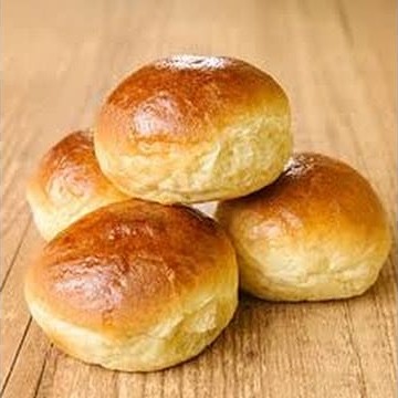 Paes feitos com os melhores ingredientes disponiveis no mercado de panificacao .  com uma pequena cobertua de queijo .