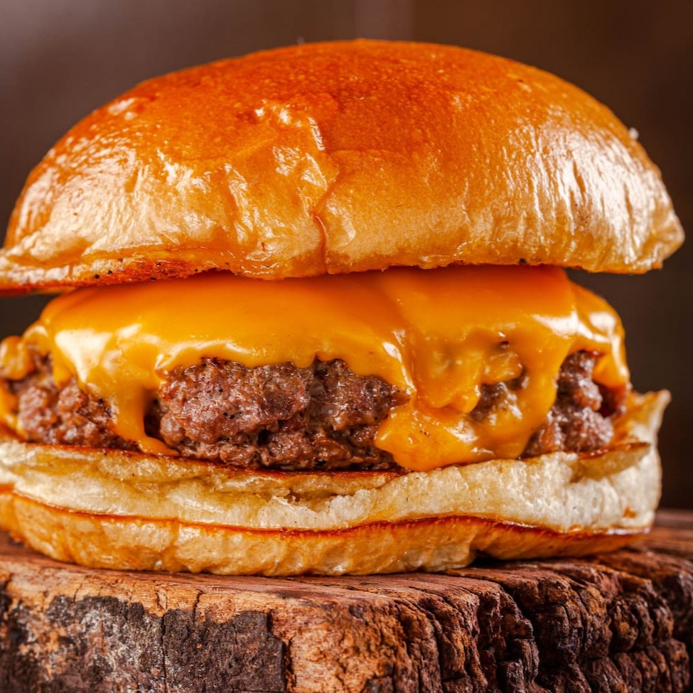 Blend 150g , Queijo Cheddar ou Prato, no pão de brioche amanteigado.