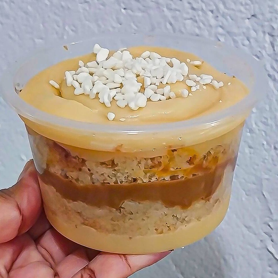 Pote de 250 ml recheado com massa de baunilha fofinha e molhadinha , creme de leite ninho e doce de leite e finalizado com granulado de chocolate branco nobre