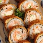 Enrolados recheado de salmão, cream cheese e cebolinha. Empanado e frito.