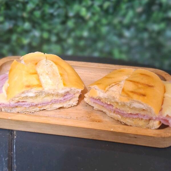 Nosso tradicional sanduíche de queijo mussarela e presunto na chapa