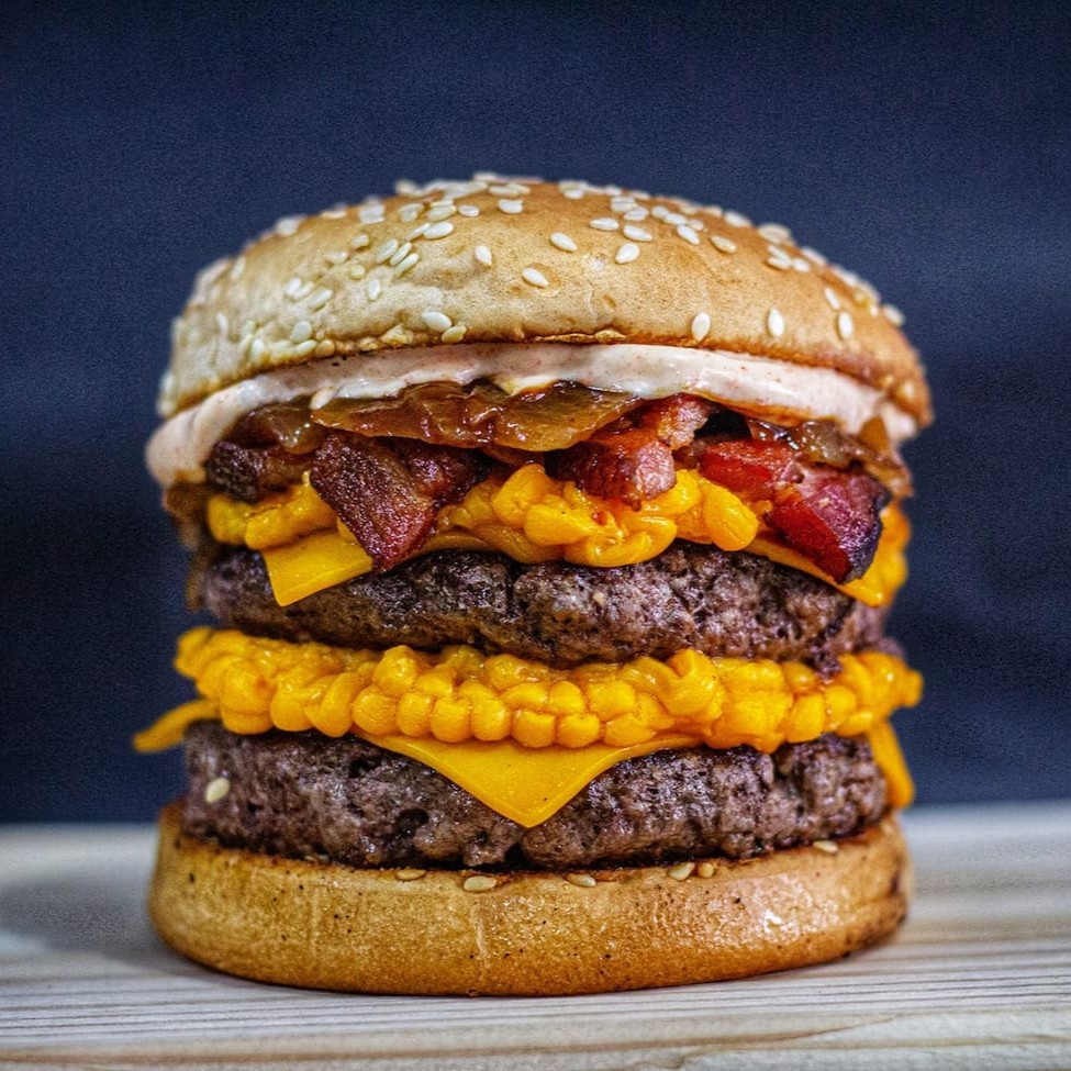 Pão com, 2 carnes artesanais 100g, 2 queijos cheddar, creme de cheddar, cebola caramelizada, bacon, barbecue e molho especial