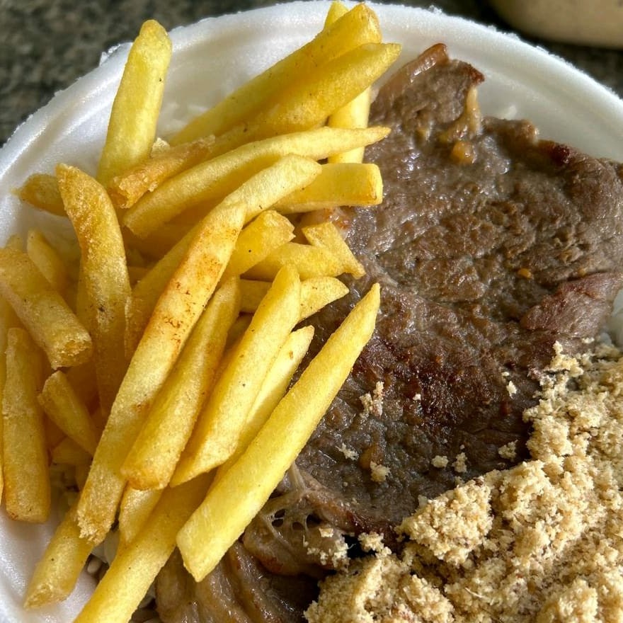Arroz, feijão, farofa, contra filé e batata frita