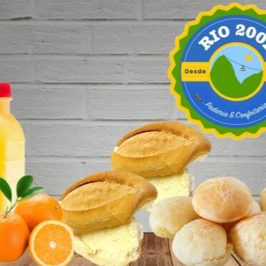 Desperte seu Dia com nosso delicioso café da manhã! São 2 pães crocantes e dourados, generosamente untados com uma suave manteiga que derrete na boca. Acompanha 5 irresistíveis pães de queijo, feitos artesanalmente e com um sabor que é puro aconchego. Para completar, um refrescante suco de laranja com 300ml, extraído de frutas frescas, cheio de vitaminas e com um sabor cítrico vibrante que vai energizar a sua manhã. Um prato perfeito para iniciar o Dia!